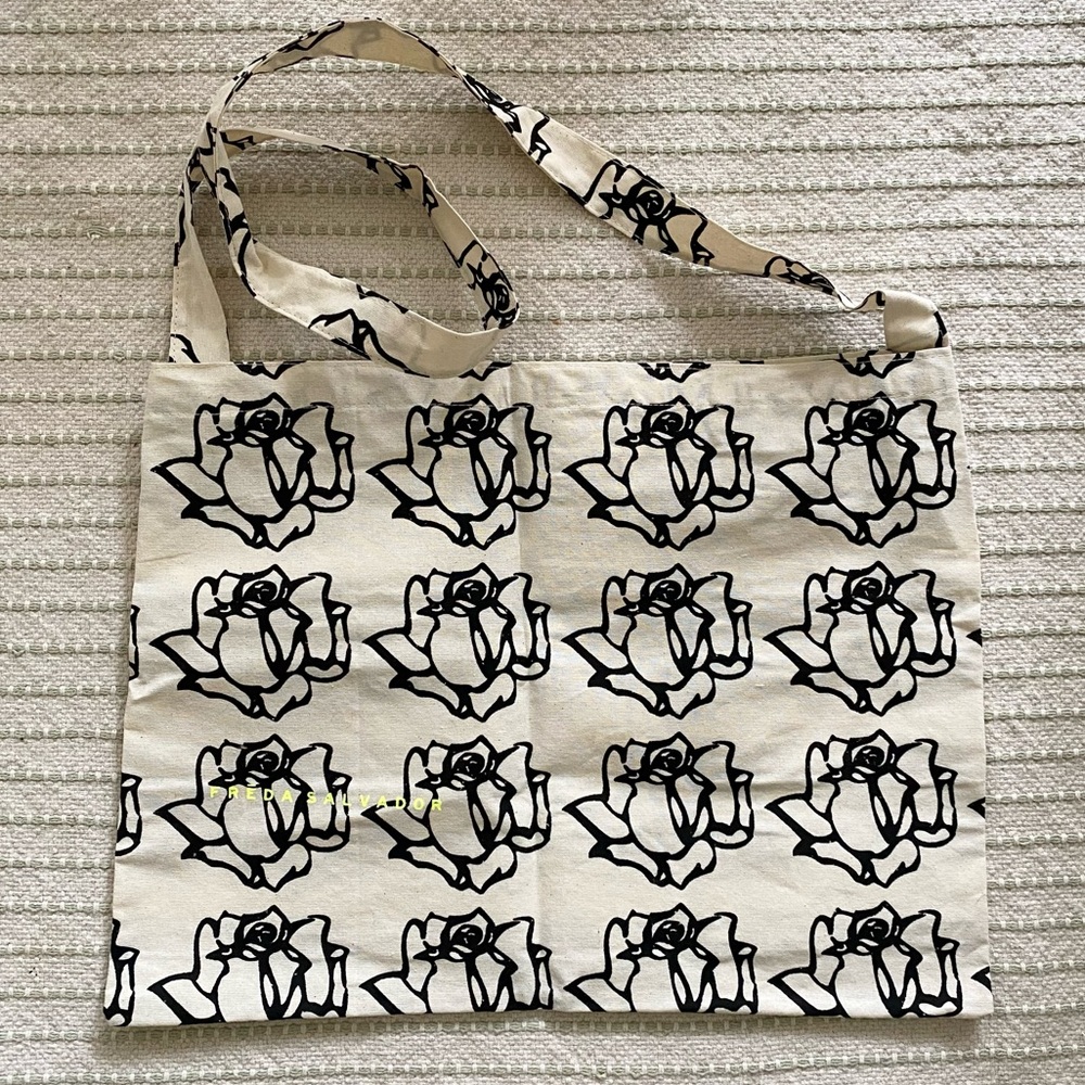 🌹 NEW Freda Salvador Black Rose Floral Canvas Linen Tote Bag - Picture 2 of 5